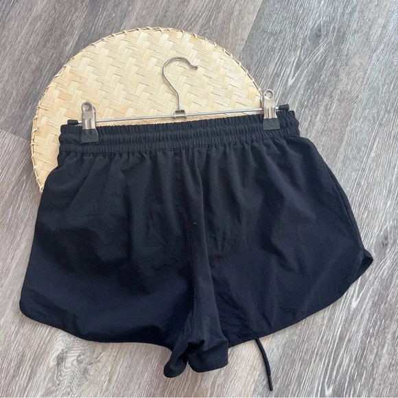 TNA Aritzia‎ move distance 3” shorts black - Picture 4 of 4
